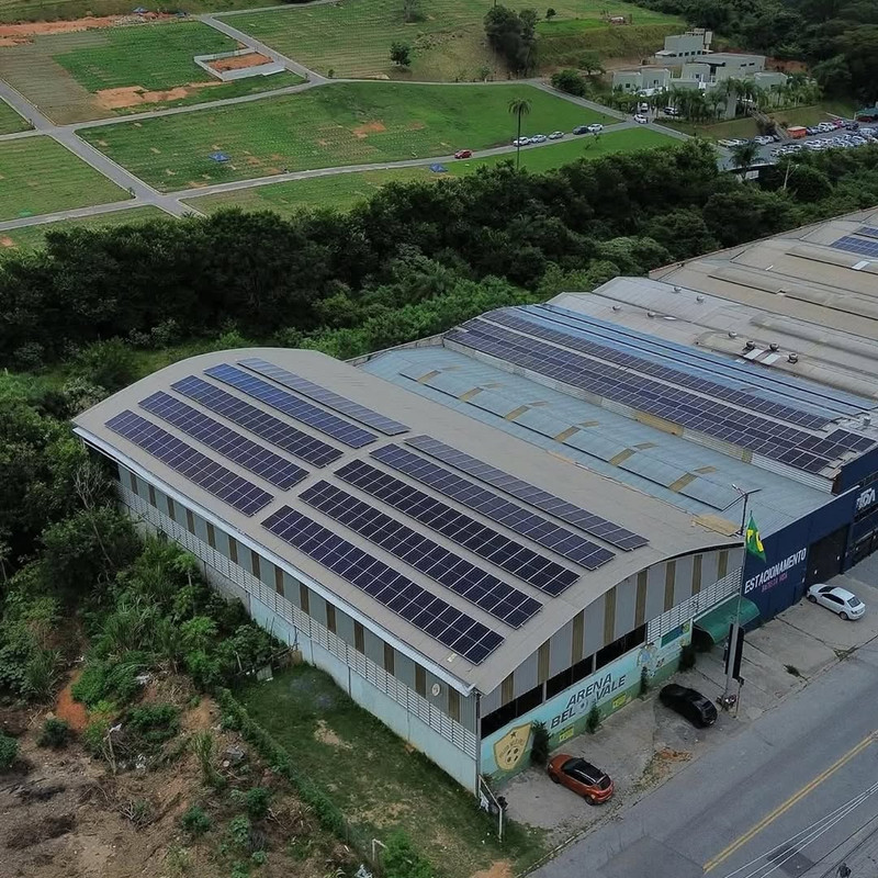 Vista aérea da Usina 1 da Solara — painéis solares instalados na Arena Bel Vale, Santa Luzia/MG